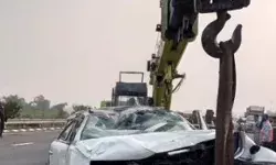 बेकाबू कार डिवाइडर से टकराकर पलटी- रियल एस्टेट कारोबारी समेत पांच..