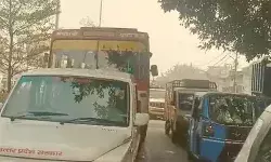 ओवरटेक के प्रयास में बस ने ठोंकी DIOS की गाडी- बाल बाल बची अफसर