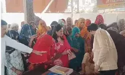 लापता महिला को लेकर घेरा थाना-पुलिस से बोली महिलाएं- पहन लो चूड़ी