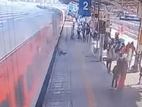 चलती ट्रेन से गिरे पैसेंजर की RPF जवानों ने बचाई जान- खींचकर पहियों..