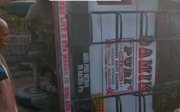 हाईवे पर ठंडीकासी में पलटी- मिनी बस स्कूली स्टूडेंट सहित 16 लोग..