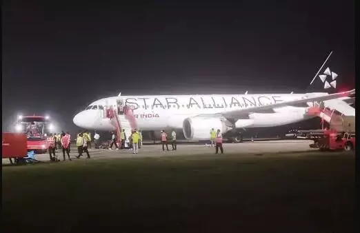 एयर इंडिया के विमान की इमरजेंसी लैंडिंग- बेंगलुरु जा रही फ्लाइट के.. एयर इंडिया के विमान की इमरजेंसी लैंडिंग- बेंगलुरु जा रही फ्लाइट के..