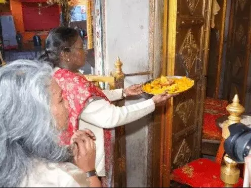 कैंची धाम पहुंची राष्ट्रपति ने नैना देवी मंदिर में उतारी आरती कैंची धाम पहुंची राष्ट्रपति ने नैना देवी मंदिर में उतारी आरती