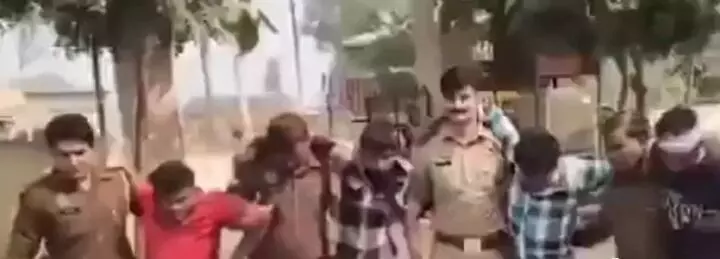 गर्ल्स कॉलेज के बाहर छींटाकशी-पुलिस के साथ लगने के बाद लंगड़ाते.. गर्ल्स कॉलेज के बाहर छींटाकशी-पुलिस के साथ लगने के बाद लंगड़ाते..