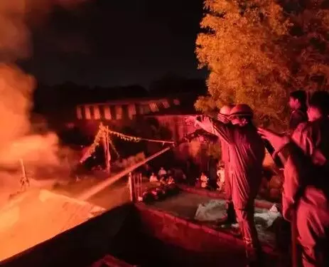 सब्जी मंडी में लगी आग से उठी 20 फीट ऊंची लपटें- पब्लिक में दहशत सब्जी मंडी में लगी आग से उठी 20 फीट ऊंची लपटें- पब्लिक में दहशत