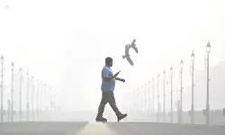 राजधानी में इंडिया गेट हुआ गायब- आसमान में बिछी धुंध की चादर