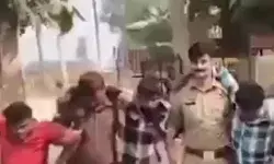 गर्ल्स कॉलेज के बाहर छींटाकशी-पुलिस के साथ लगने के बाद लंगड़ाते..