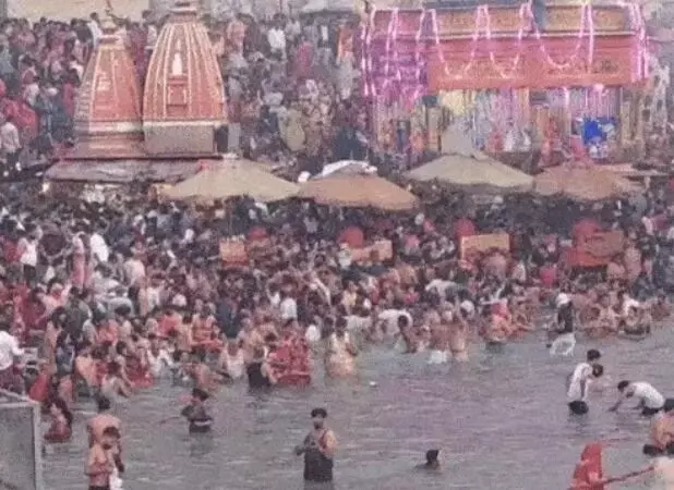 कार्तिक पूर्णिमा पर उमड़ी भारी- भीड़ गंगा में लगाई आस्था की डुबकी कार्तिक पूर्णिमा पर उमड़ी भारी- भीड़ गंगा में लगाई आस्था की डुबकी