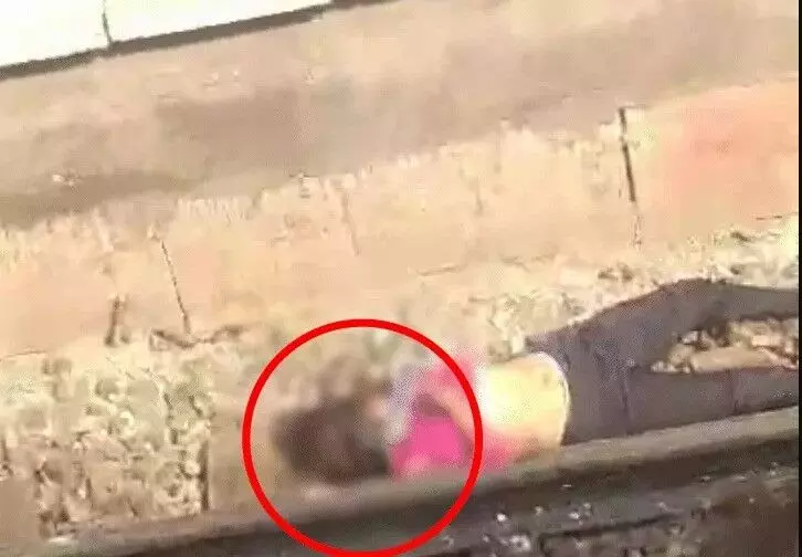 ट्रेन की चपेट में आकर उड़े कई लोगों के चीथड़े-ट्रैक पार करते समय हादसा