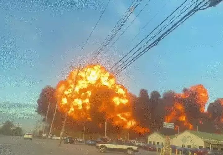 कार्गो प्लेन क्रैश- 8 किमी तक घर से नहीं निकलने के आदेश- चार की मौत कार्गो प्लेन क्रैश- 8 किमी तक घर से नहीं निकलने के आदेश- चार की मौत