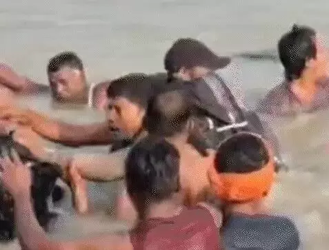 श्रद्धालुओं से भरी नाव सरयू नदी में पलटी- 20 फीट से ज्यादा थी गहराई