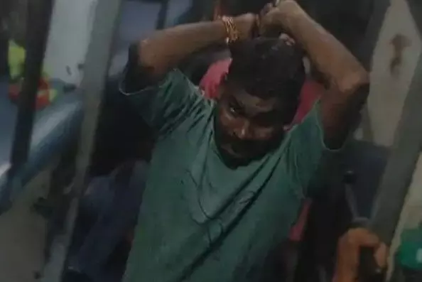 खाना महंगा देने के विरोध पर वेंडर ने ट्रेन में पैसेंजर को बेल्ट से पीटा खाना महंगा देने के विरोध पर वेंडर ने ट्रेन में पैसेंजर को बेल्ट से पीटा