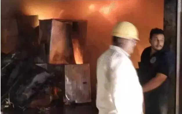 इलेक्ट्रॉनिक गोदाम में आग- TV फ्रिज AC वाशिंग मशीन आदि उपकरण खाक