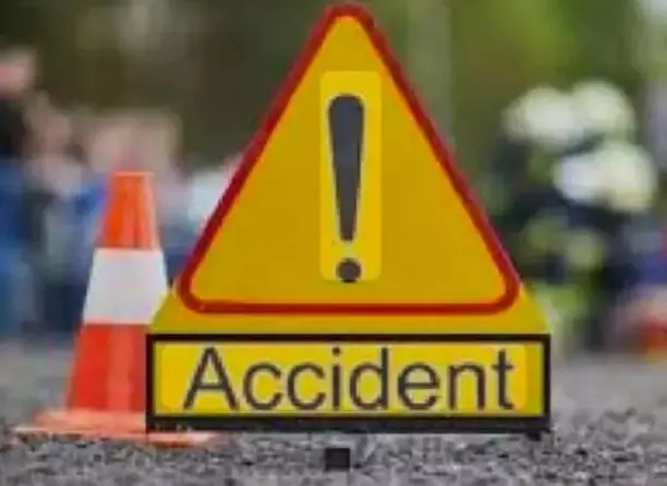 बेकाबू ट्रैक्टर खेत में पलटा- नीचे दबने से गई तीन लोगों की जान