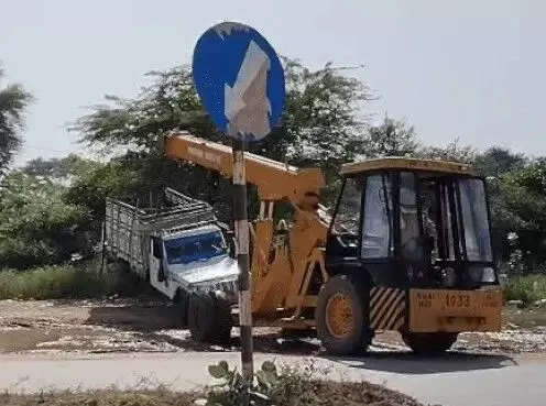 ससुराल गई बेटी को लेने जा रहे 30 लोगों से भरी पिकअप तीन बार पलटी ससुराल गई बेटी को लेने जा रहे 30 लोगों से भरी पिकअप तीन बार पलटी