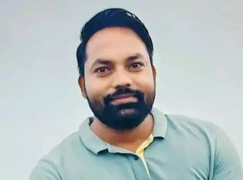 क्रिकेट खेल रहे LIC अफसर ने बोलिंग करते वक्त पानी पिया और फिर..