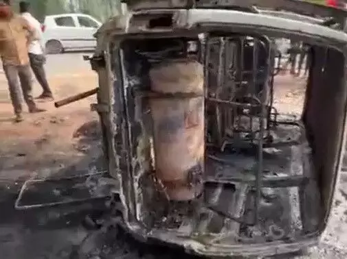 खड़ी मारुति वैन में लगी आग- नजदीक खड़ी स्कूटी भी जली