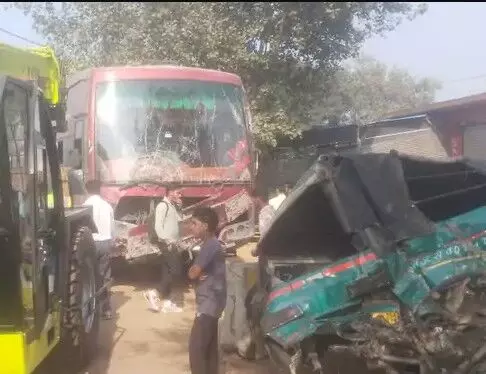 बेकाबू बने टेंपो एवं पुलिस बूथ में मारी टक्कर दर्जनों घायल दो की हालत