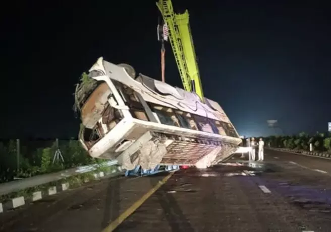 एक्सप्रेस वे पर हादसा- हाईवे से उतरकर पलटी- बस यात्रियों में चीख पुकार एक्सप्रेस वे पर हादसा- हाईवे से उतरकर पलटी- बस यात्रियों में चीख पुकार