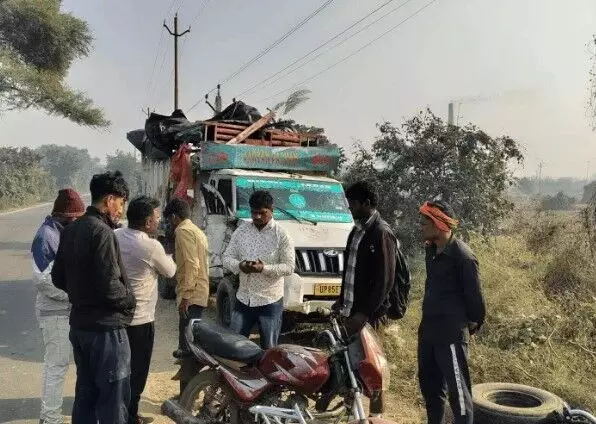 श्रद्धालुओं से भरी मैक्स में ईंटों से लदी ट्रैक्टर ट्राली ने मारी टक्कर श्रद्धालुओं से भरी मैक्स में ईंटों से लदी ट्रैक्टर ट्राली ने मारी टक्कर