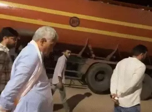 कृषि मंत्री का बायोडीजल फैक्ट्री पर छापा-पलंग के नीचे 15 लाख रुपए बरामद कृषि मंत्री का बायोडीजल फैक्ट्री पर छापा-पलंग के नीचे 15 लाख रुपए बरामद