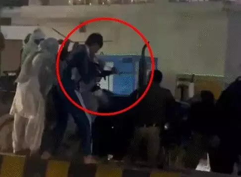 ट्रॉली रोकने पर बवाल-डंडों से पिटाई कर पुलिस की वर्दी फाड़ी-दरोगा समेत ट्रॉली रोकने पर बवाल-डंडों से पिटाई कर पुलिस की वर्दी फाड़ी-दरोगा समेत