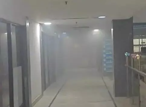 शॉप्रिक्स मॉल में लगी आग वेंटिलेटर पाइप से निकलना पड़ा धुआं शॉप्रिक्स मॉल में लगी आग वेंटिलेटर पाइप से निकलना पड़ा धुआं