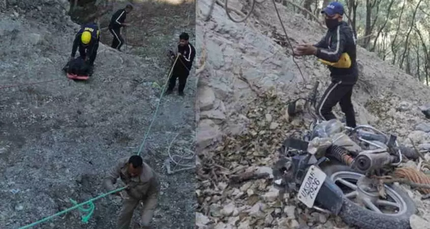 कोल्हूखेत के पास खाई गिरी बाइक- पिता की मौत- बेटा पहाड़ी पर अटका कोल्हूखेत के पास खाई गिरी बाइक- पिता की मौत- बेटा पहाड़ी पर अटका