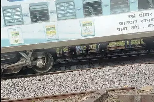 इंटरसिटी एक्सप्रेस से उठा धुआं- यात्रियों में मचा हड़कंप इंटरसिटी एक्सप्रेस से उठा धुआं- यात्रियों में मचा हड़कंप