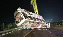 एक्सप्रेस वे पर हादसा- हाईवे से उतरकर पलटी- बस यात्रियों में चीख पुकार