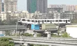 डिरेल होकर मोनोरेल हवा में लटकी- ट्रायल के दौरान हुआ हादसा