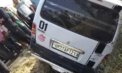 बच्चों को ले जा रही गाड़ी गड्ढे में पलटी- छात्रों में चीख पुकार.. बच्चों को ले जा रही गाड़ी गड्ढे में पलटी- छात्रों में चीख पुकार..