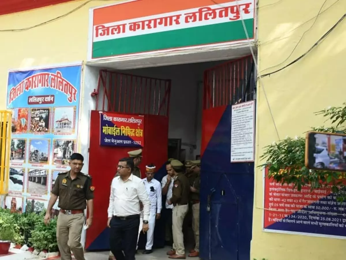 कारागार की तलाशी में बंदी के पास मिला मोबाइल- तीन सस्पेंड कारागार की तलाशी में बंदी के पास मिला मोबाइल- तीन सस्पेंड