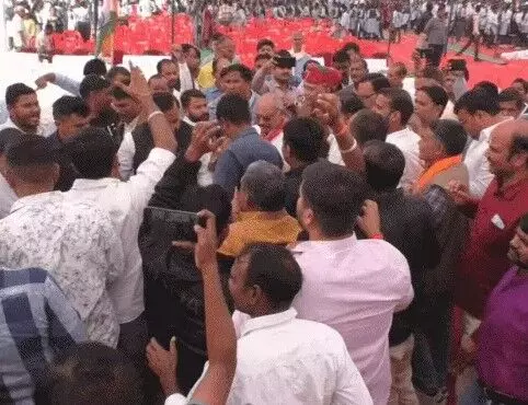 मंत्री के सामने BJP कार्यकर्ताओं ने काटा हंगामा- DM ने.. मंत्री के सामने BJP कार्यकर्ताओं ने काटा हंगामा- DM ने..