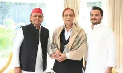 बेटे के साथ अखिलेश से मिलने पहुंचे आजम खां-X पर तस्वीर जारी कर..