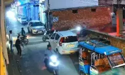 कोचिंग सेंटर के बाहर दसवीं के छात्र पर हमला- दो नकाबपोशों ने पीटा कोचिंग सेंटर के बाहर दसवीं के छात्र पर हमला- दो नकाबपोशों ने पीटा