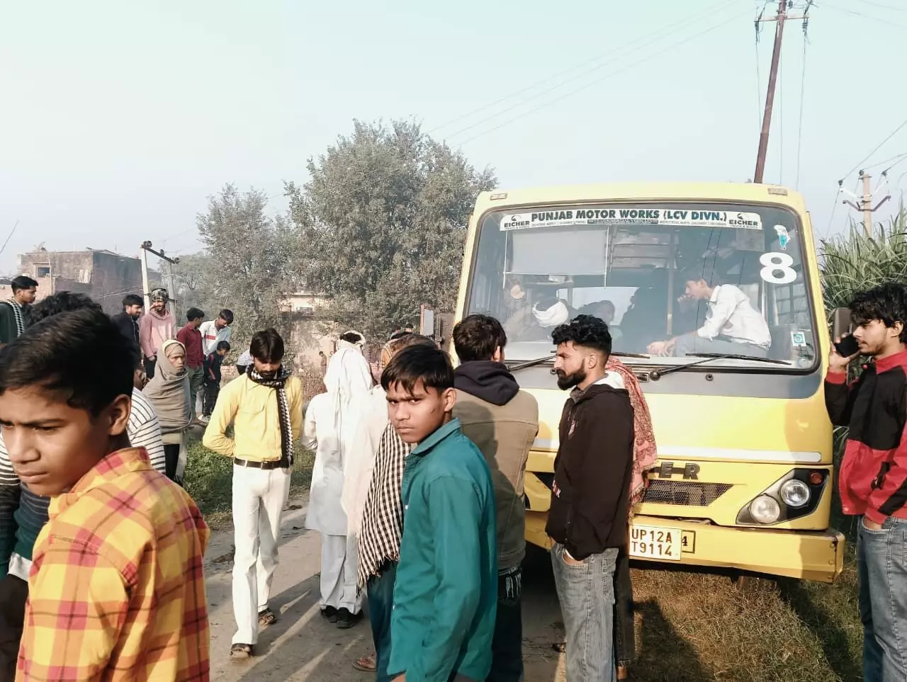 स्कूल बस ने टक्कर मार बाइक सवार पहुंचाया अस्पताल- दूर तक घसीटा स्कूल बस ने टक्कर मार बाइक सवार पहुंचाया अस्पताल- दूर तक घसीटा