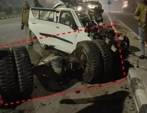 कैंटर में घुसी स्विफ्ट के पूरे परखच्चे-4 दोस्तों की मौत-दूर तक बिखरे.. कैंटर में घुसी स्विफ्ट के पूरे परखच्चे-4 दोस्तों की मौत-दूर तक बिखरे..