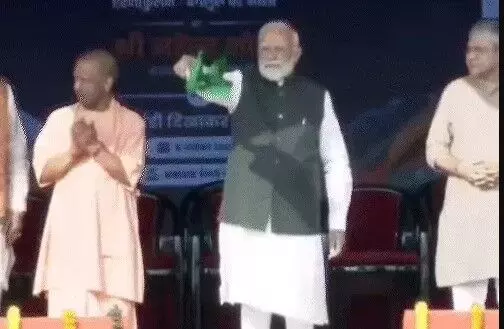 पीएम ने वंदे भारत को दिखाई हरी झंडी- 4 रुटों पर दौड़ी ट्रेन