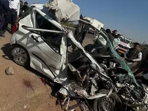 महाकाल दर्शन को जा रहे परिवार की कार में ट्रक ने मारी टक्कर महाकाल दर्शन को जा रहे परिवार की कार में ट्रक ने मारी टक्कर