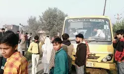 स्कूल बस ने टक्कर मार बाइक सवार पहुंचाया अस्पताल- दूर तक घसीटा