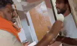 नॉनवेज शॉप खोलने के इनाम में मिली कुटाई-थप्पड़ मार लगवाएं जय श्री राम.. नॉनवेज शॉप खोलने के इनाम में मिली कुटाई-थप्पड़ मार लगवाएं जय श्री राम..