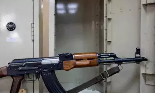 डॉक्टर के लॉकर से इंजेक्शन व गोलियों के बजाय मिली एके 47 डॉक्टर के लॉकर से इंजेक्शन व गोलियों के बजाय मिली एके 47