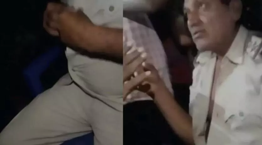 पियक्कड़ दरोगा का इलाज- पिटाई कर फाड़ी वर्दी- घंटों रखा.. पियक्कड़ दरोगा का इलाज- पिटाई कर फाड़ी वर्दी- घंटों रखा..