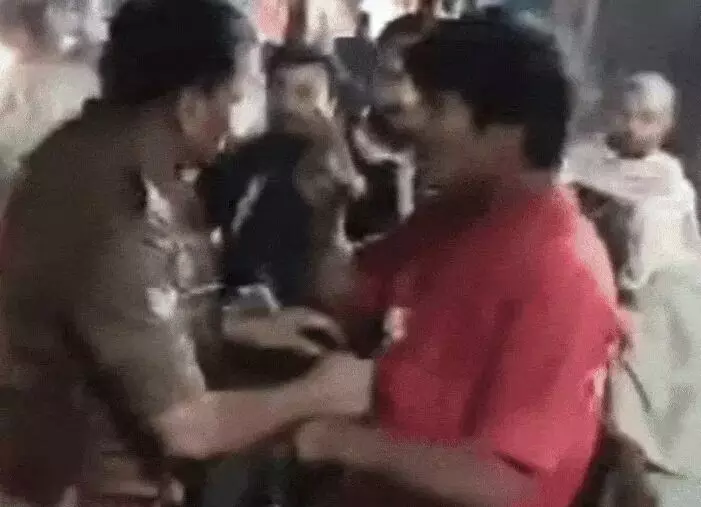 चौक बाजार में हंगामा- दरोगा को गालियों से नवाजा- सिपाही की फाडी वर्दी चौक बाजार में हंगामा- दरोगा को गालियों से नवाजा- सिपाही की फाडी वर्दी