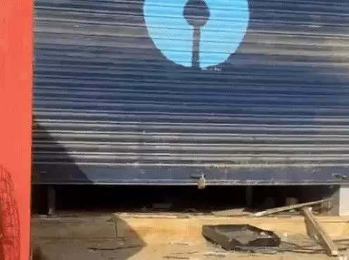 बदमाशों का साहस-नोटों से भरा ATM उखाडा- पहले गेट तोड़ा- फिर गाड़ी से.. बदमाशों का साहस-नोटों से भरा ATM उखाडा- पहले गेट तोड़ा- फिर गाड़ी से..