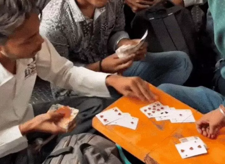 चलती ट्रेन में खेल जुआ- शैंपू लगा किया स्नान-UP लौंडे को ढूंढ रही RPF चलती ट्रेन में खेल जुआ- शैंपू लगा किया स्नान-UP लौंडे को ढूंढ रही RPF