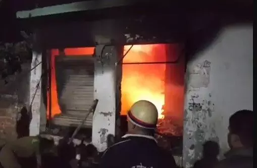 मोबाइल शॉप में आग- लाखों का सामान हुआ खाक- हजारों की नगदी भी.. मोबाइल शॉप में आग- लाखों का सामान हुआ खाक- हजारों की नगदी भी..