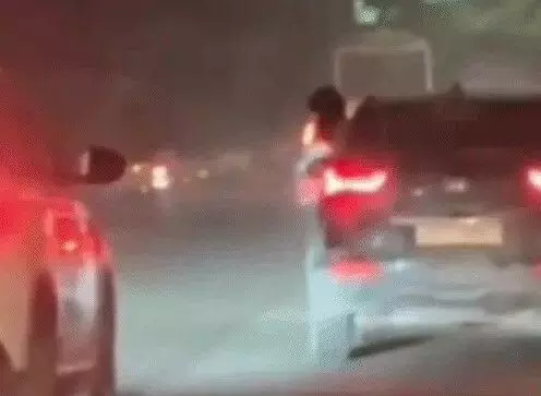 चलती कार में स्टंट- REEL के लिए युवती ने उतारे कपड़े- शहीद पथ पर.. चलती कार में स्टंट- REEL के लिए युवती ने उतारे कपड़े- शहीद पथ पर..