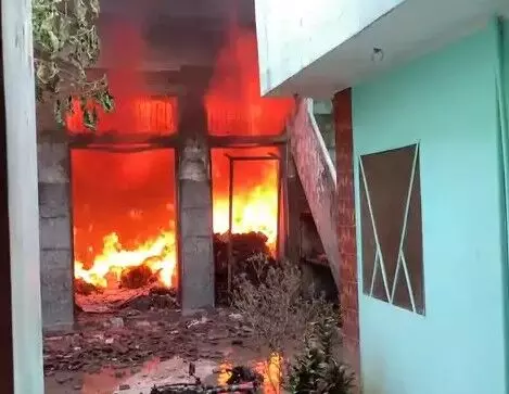 गोदाम में लगी भयंकर आग- सुरक्षित निकाला गैस सिलेंडर- जला लाखों का.. गोदाम में लगी भयंकर आग- सुरक्षित निकाला गैस सिलेंडर- जला लाखों का..